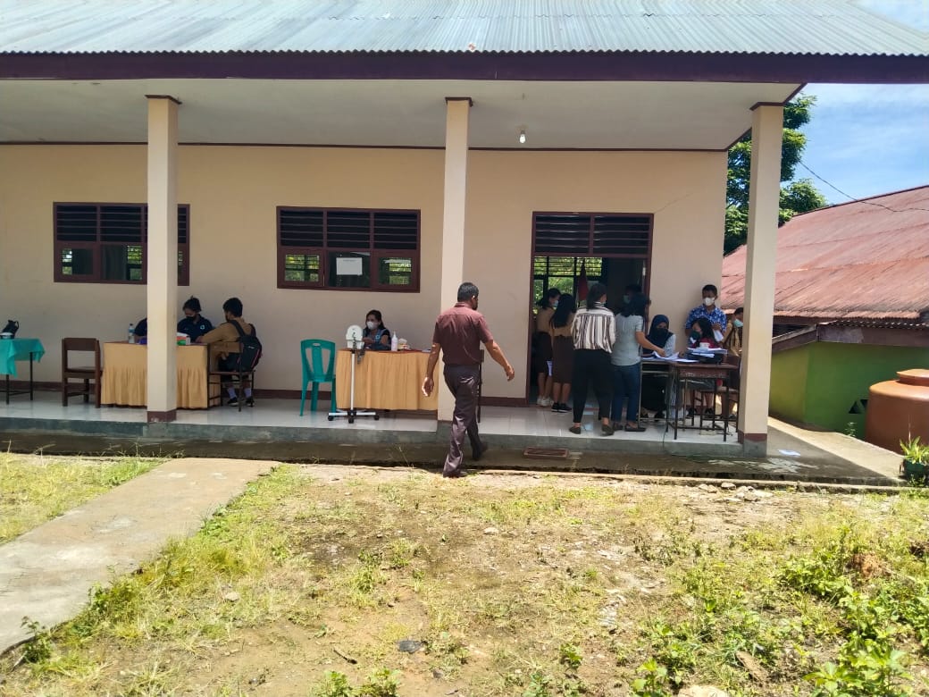 Bhabinkambtimas Polsek Makale Pengawasan Pelaksanaan Vaksinasi Covid-19