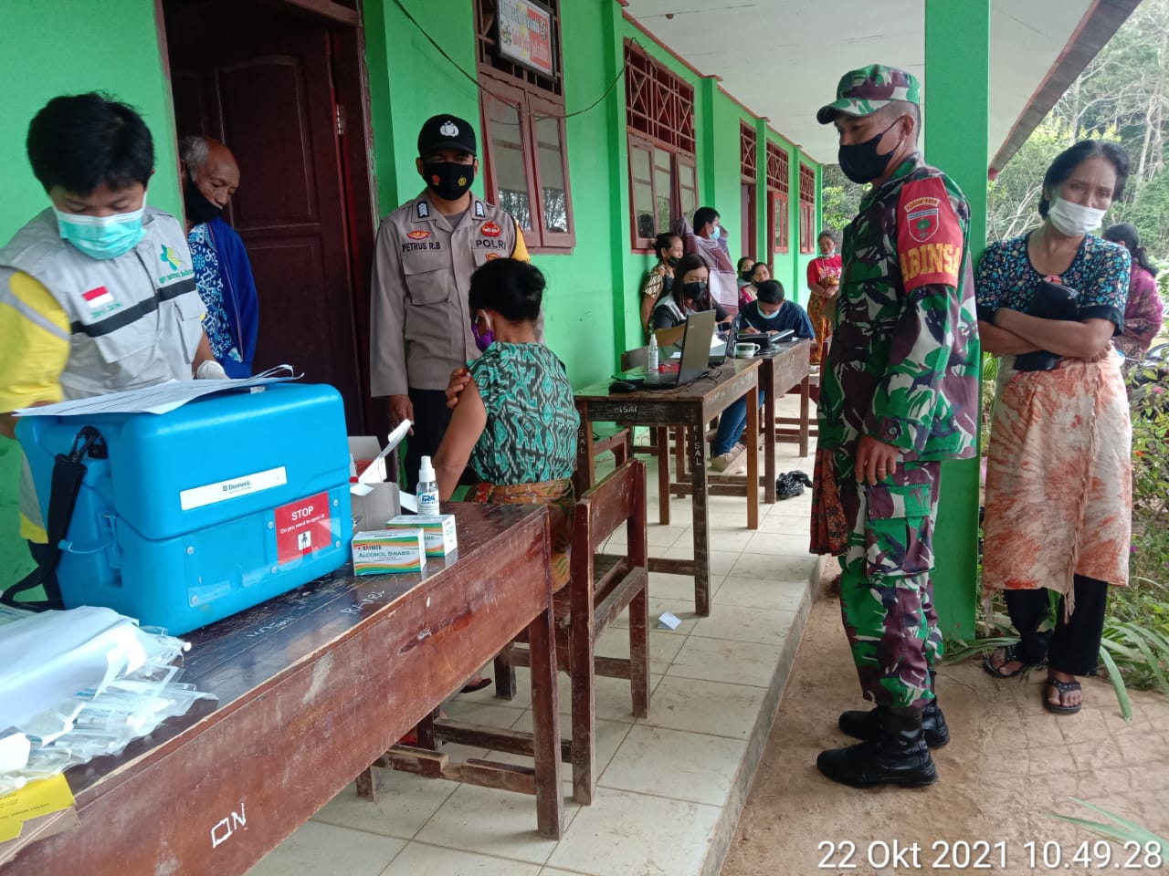 Bhabinkambtimas dan Babinsa pengawasan vaksinasi di Lembang To’Pao