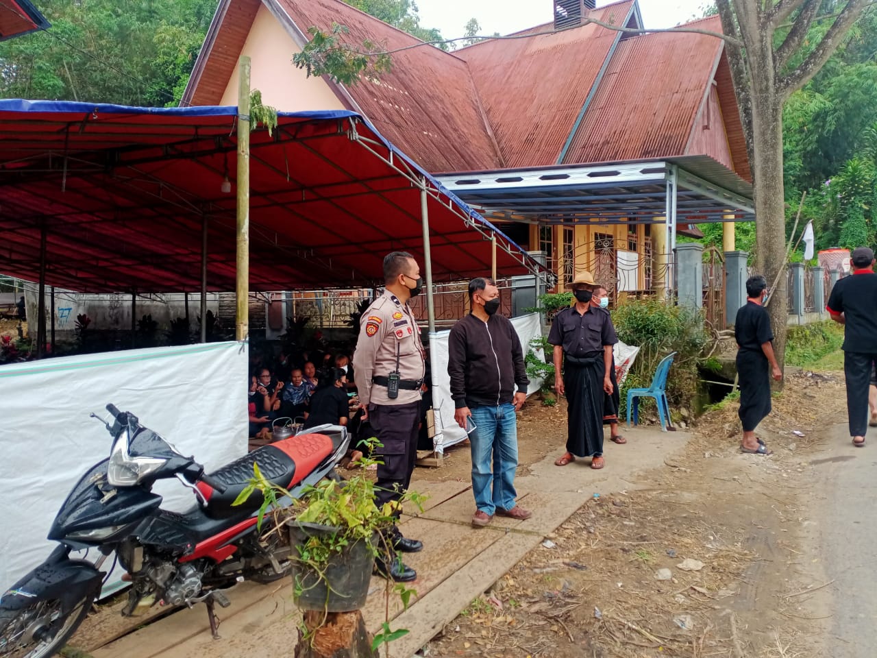 Bhabinkambtimas dan Babinsa pengawasan vaksinasi di Lembang To’Pao