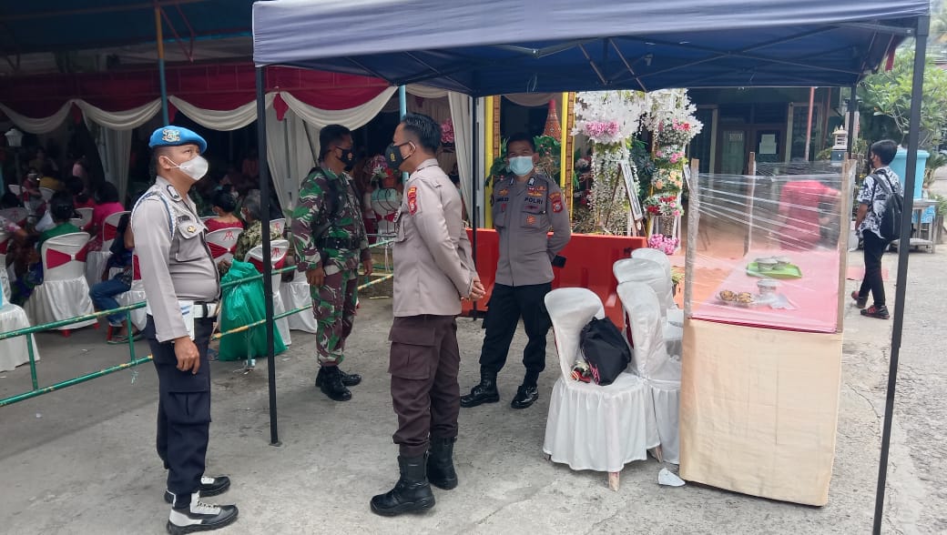 Bhabinkambtimas dan Babinsa pengawasan vaksinasi di Lembang To’Pao