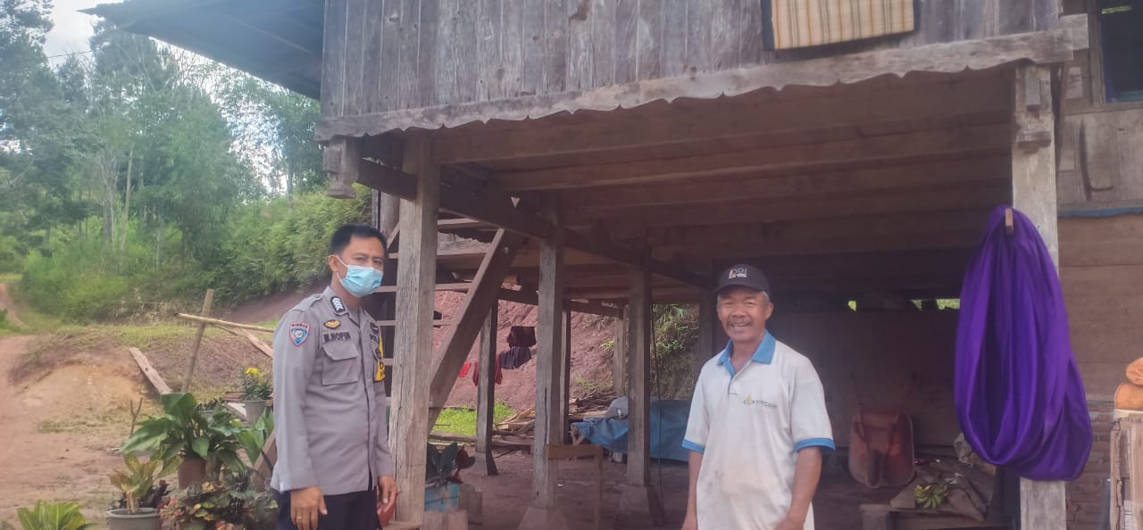 Bhabinkambtimas Polsek Mengkendek pengawasan Vaksinasi Covid-19