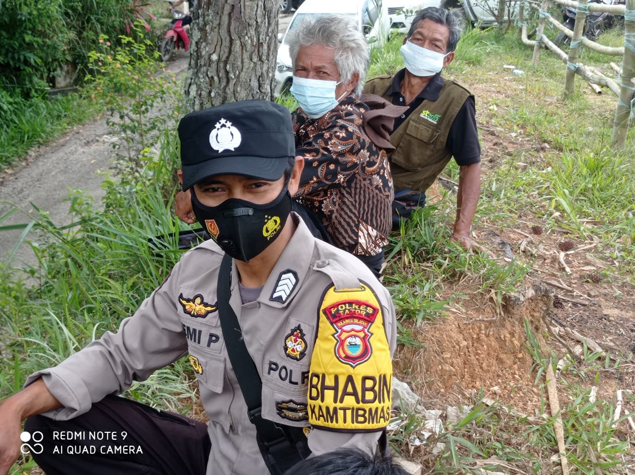 Bhabinkambtimas Polsek Mengkendek pengawasan Vaksinasi Covid-19