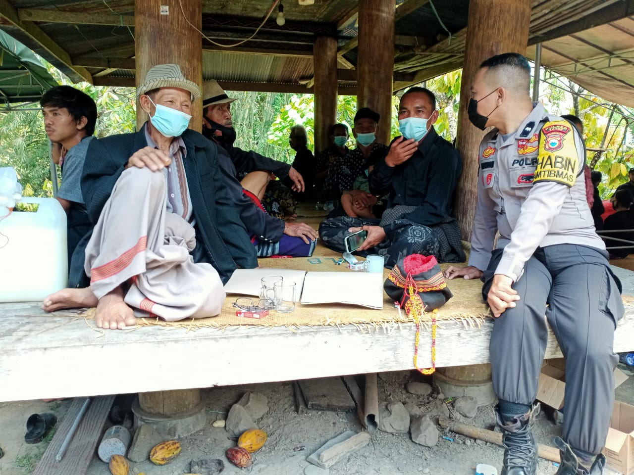 Bhabinkamtibmas Menghimbau Penerapan Prokes pada acara Rambu solo