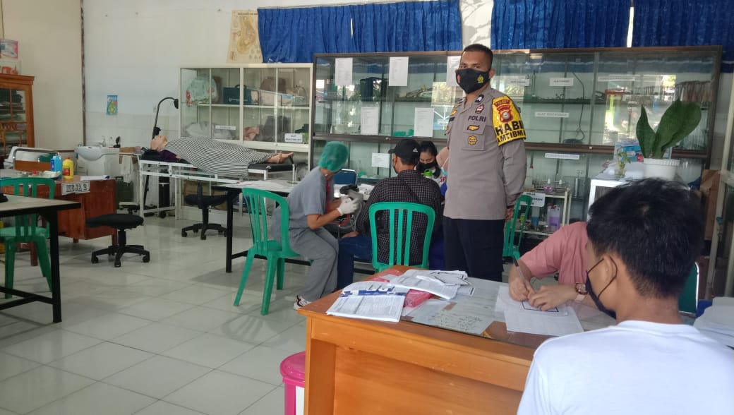 Bhabinkambtimas Polsek Mengkendek pengawasan Vaksinasi Covid-19