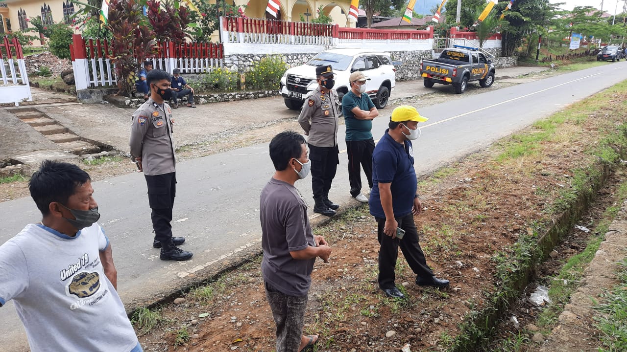 Bhabinkamtibmas Menghimbau Penerapan Prokes pada acara Rambu solo