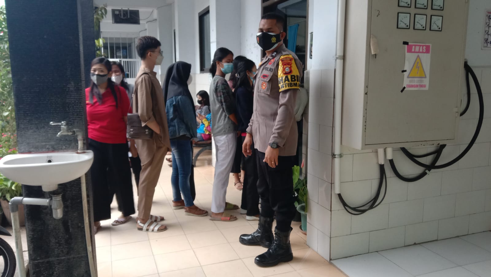 Bhabinkamtibmas Menghimbau Penerapan Prokes pada acara Rambu solo