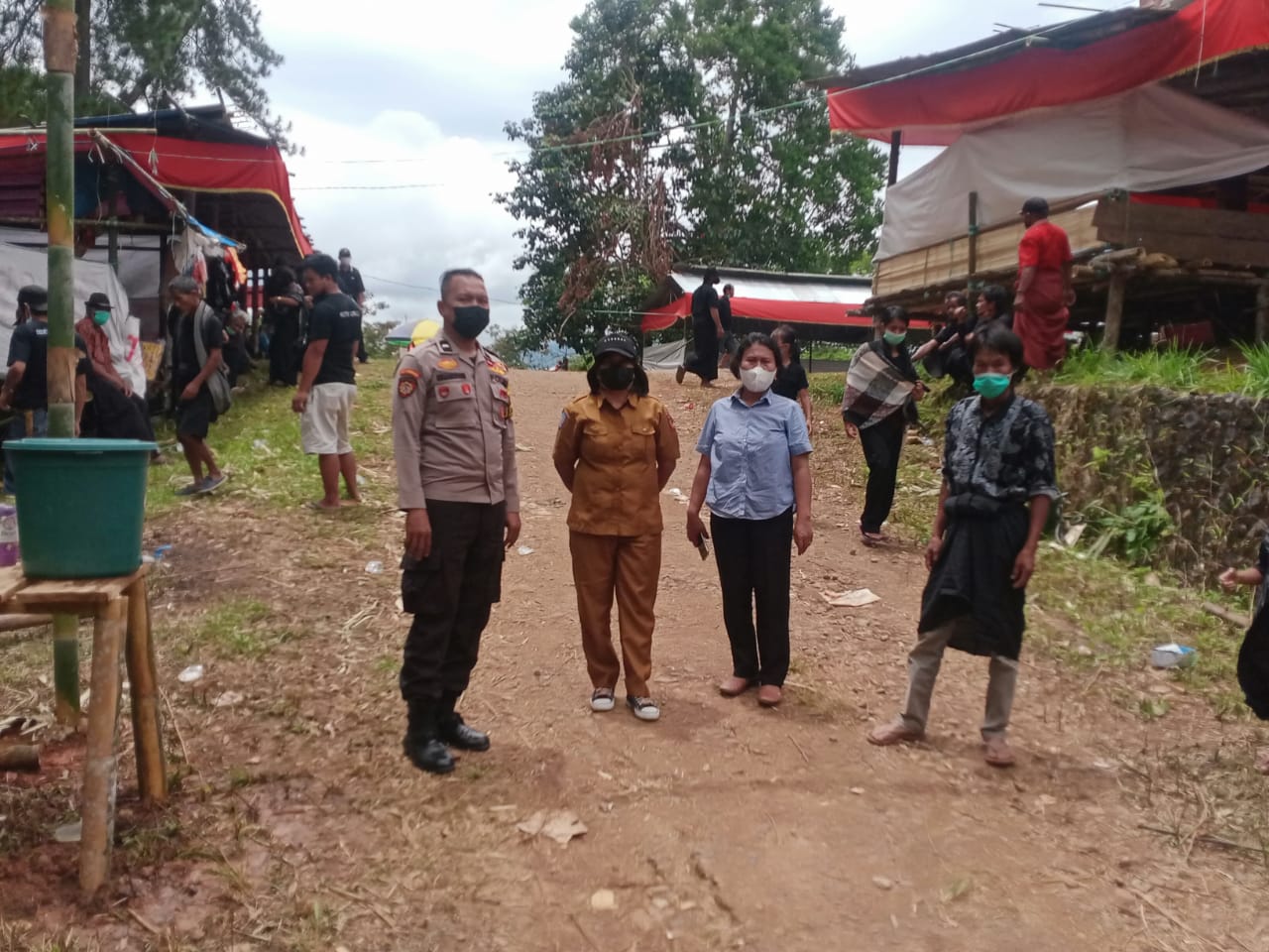 Bhabinkamtibmas bersama Satgas Covid-19 pemantauan Prokes pada acara Rambu solo
