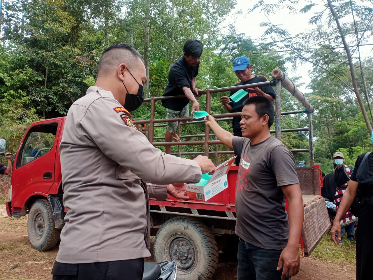 Bhabinkamtibmas bersama Satgas Covid-19 pemantauan Prokes pada acara Rambu solo