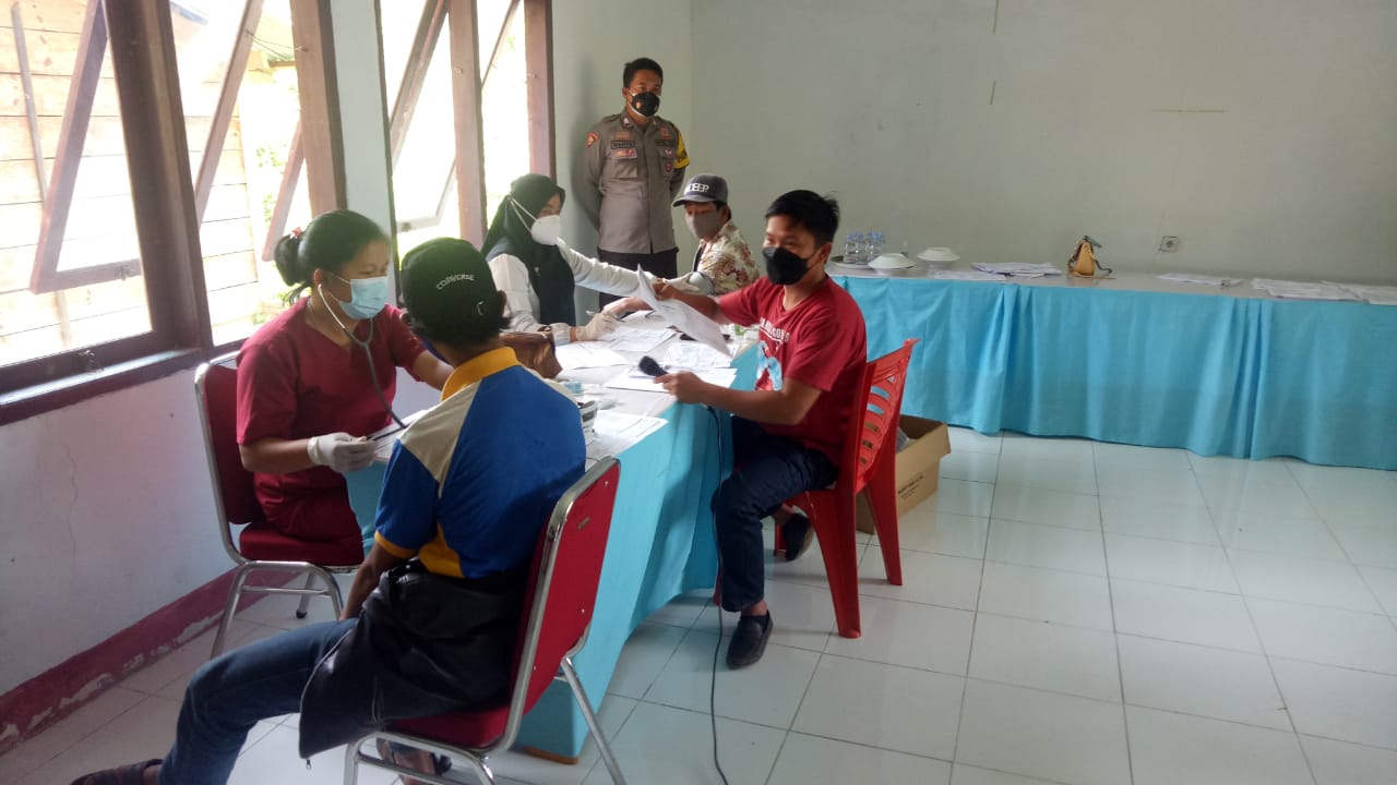 Bhabinkamtibmas bersama Satgas Covid-19 pemantauan Prokes pada acara Rambu solo