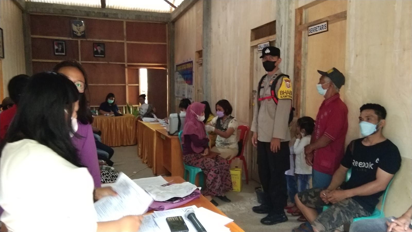 Bhabinkamtibmas bersama Satgas Covid-19 pemantauan Prokes pada acara Rambu solo