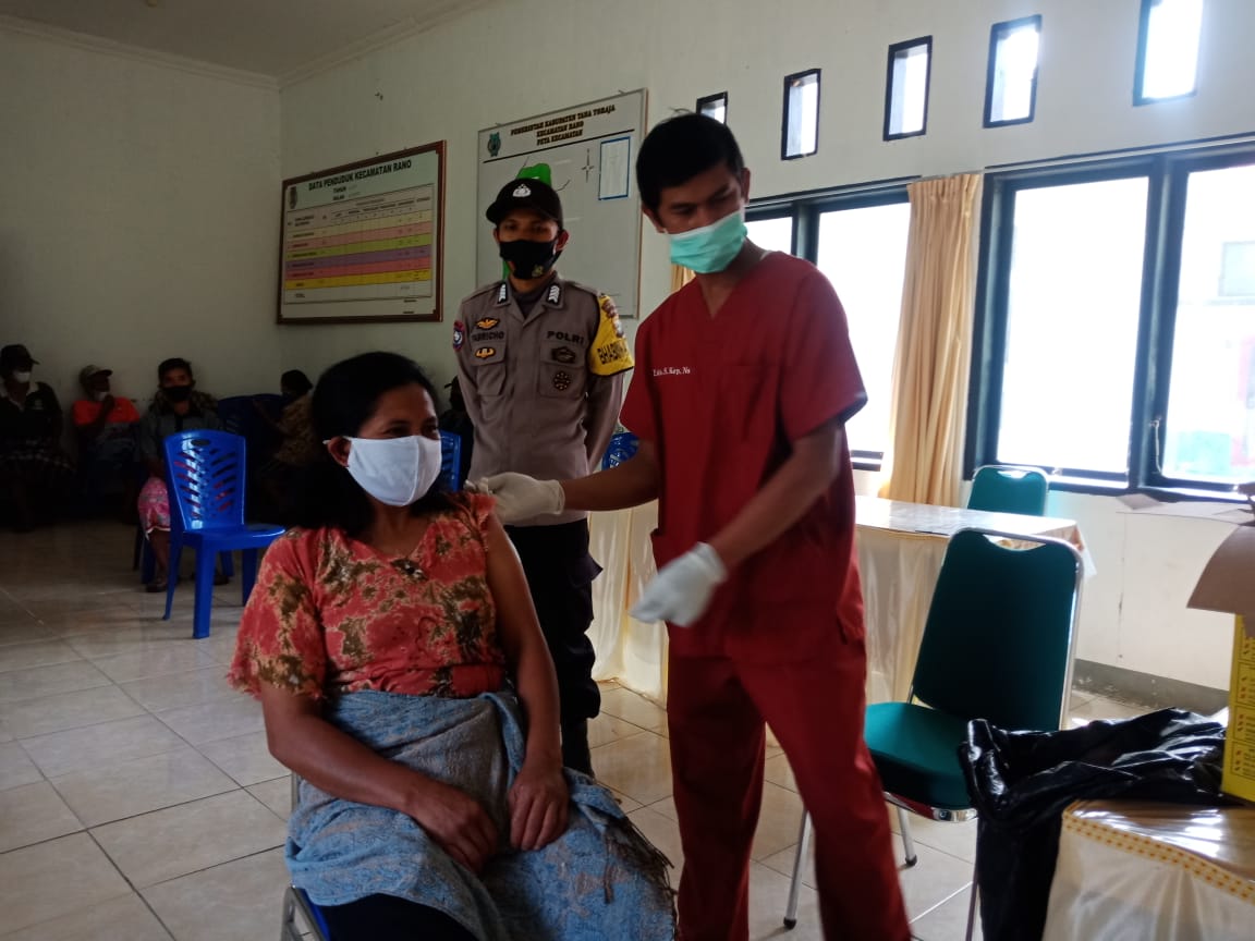 Bhabinkamtibmas bersama Satgas Covid-19 pemantauan Prokes pada acara Rambu solo