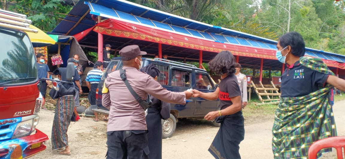 Bhabinkamtibmas bersama Satgas Covid-19 pemantauan Prokes pada acara Rambu solo