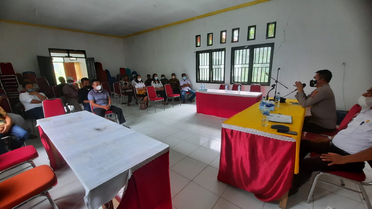 Bhabinkamtibmas bersama Satgas Covid-19 pemantauan Prokes pada acara Rambu solo