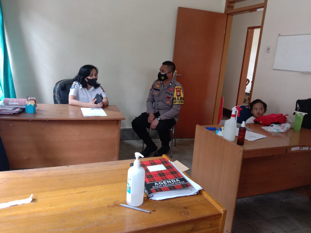 Bhabinkamtibmas bersama Satgas Covid-19 pemantauan Prokes pada acara Rambu solo