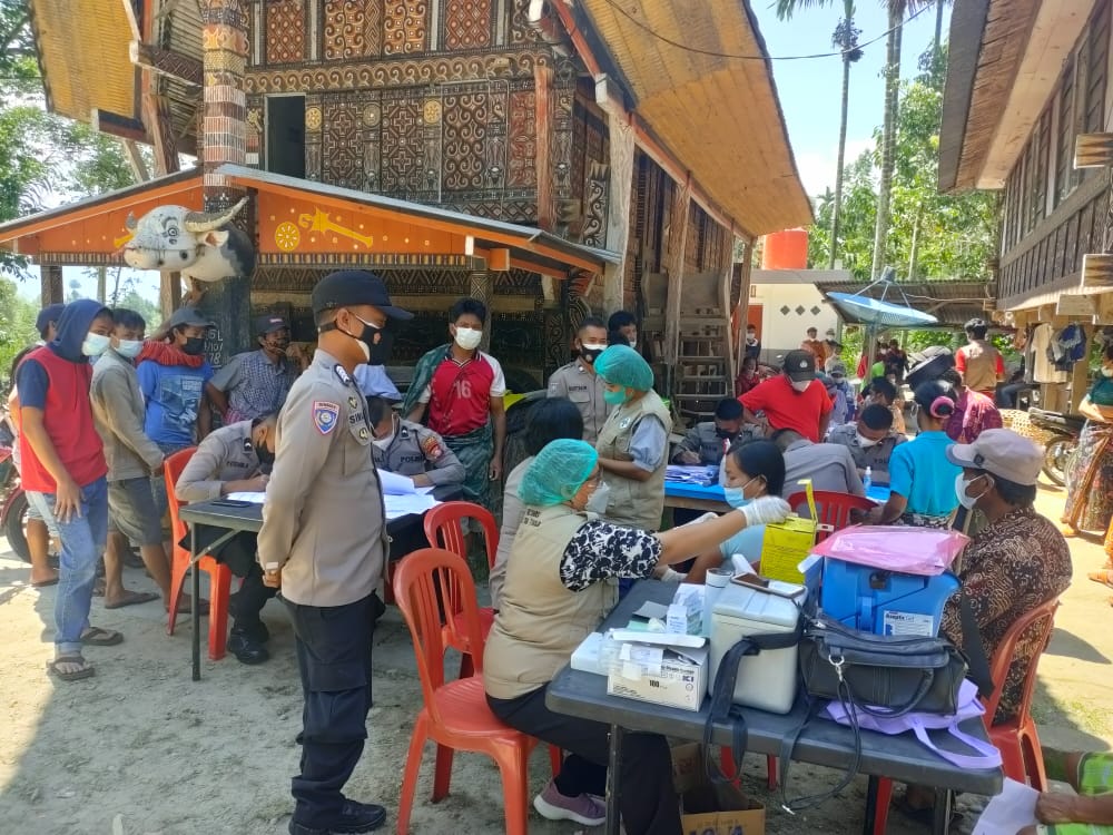 Kapolsek Makale pengawasan Protokol Kesehatan pada Rangkaian acara Rambu solo