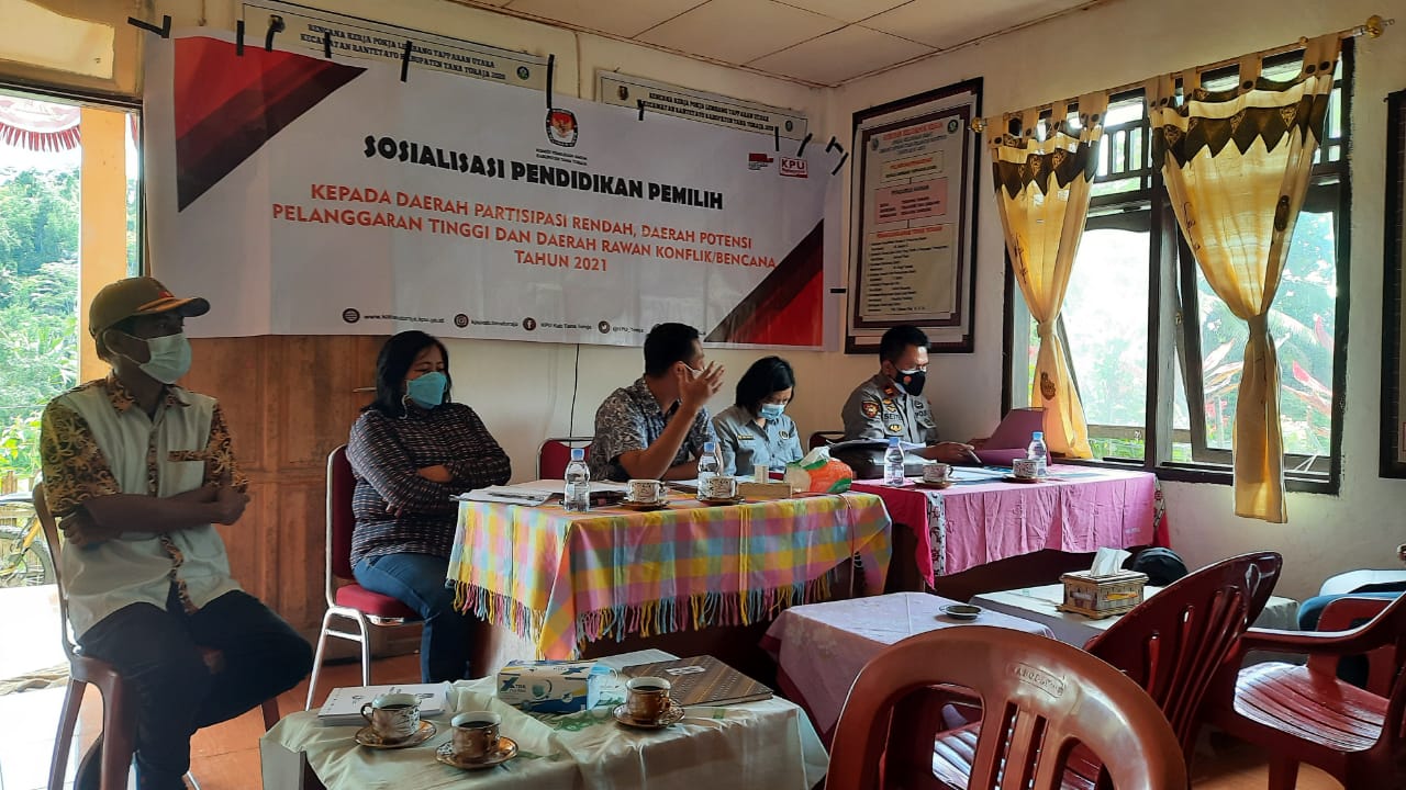 Bhabinkamtibmas pemantauan Prokes pada acara MUSYWIL II KOJA PENGAWAS MADRASAH