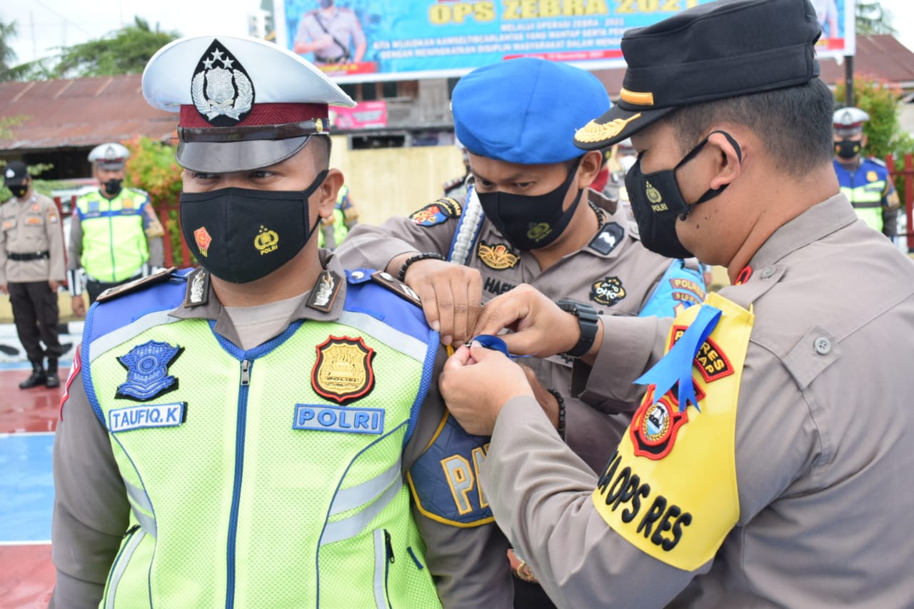 Penyematan Pita Oleh Wakapolres Sidrap, Tanda Operasi Zebra 2021 di Mulai