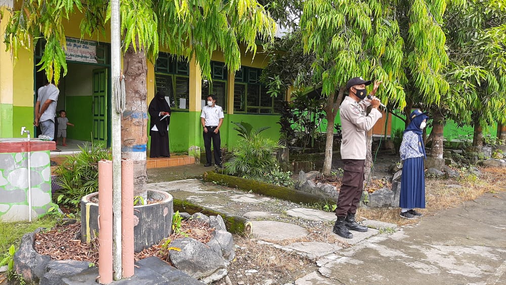 Ambil Apel, Aiptu Haryudin Himbau Siswa SMP 4 Empagae