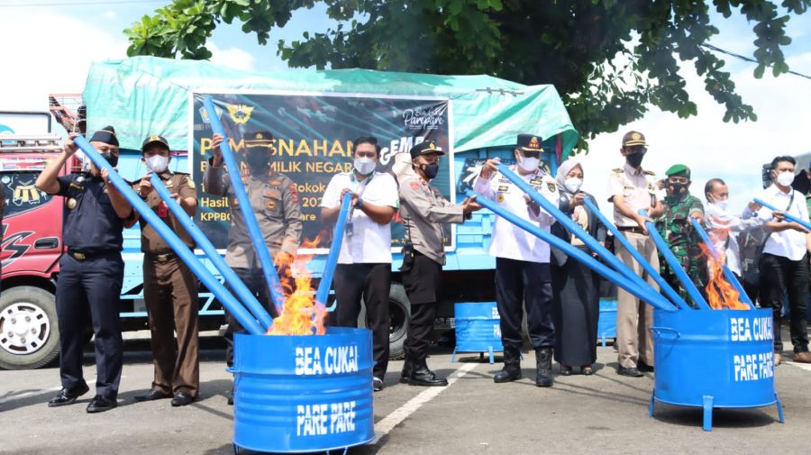 Kapolres Parepare Hadiri Pemusnahan Jutaan Batang Rokok dan Minuman Beralkohol di KPN