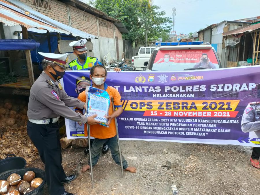 Hari Kesepuluh Ops Zebra, Satlantas Polres Sidrap Bagikan Sembako