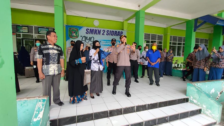Datangi SMKN 2 Sidrap, KOMPOL Ahmad Rosma : Berikan Ucapan Selamat Hari Guru