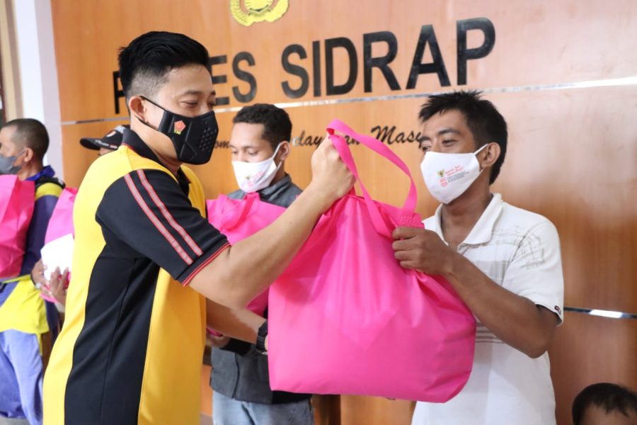 Polri Peduli, Polres Sidrap Bagikan Sembako Kepada Warga