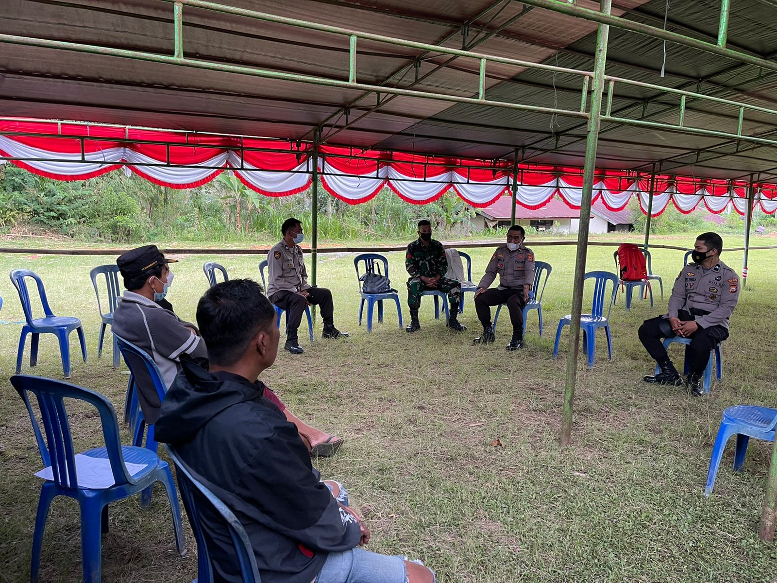 Jaga Kelancaran Pilkalem, TNI – POLRI Pengamanan TPS di Lembang Marinding
