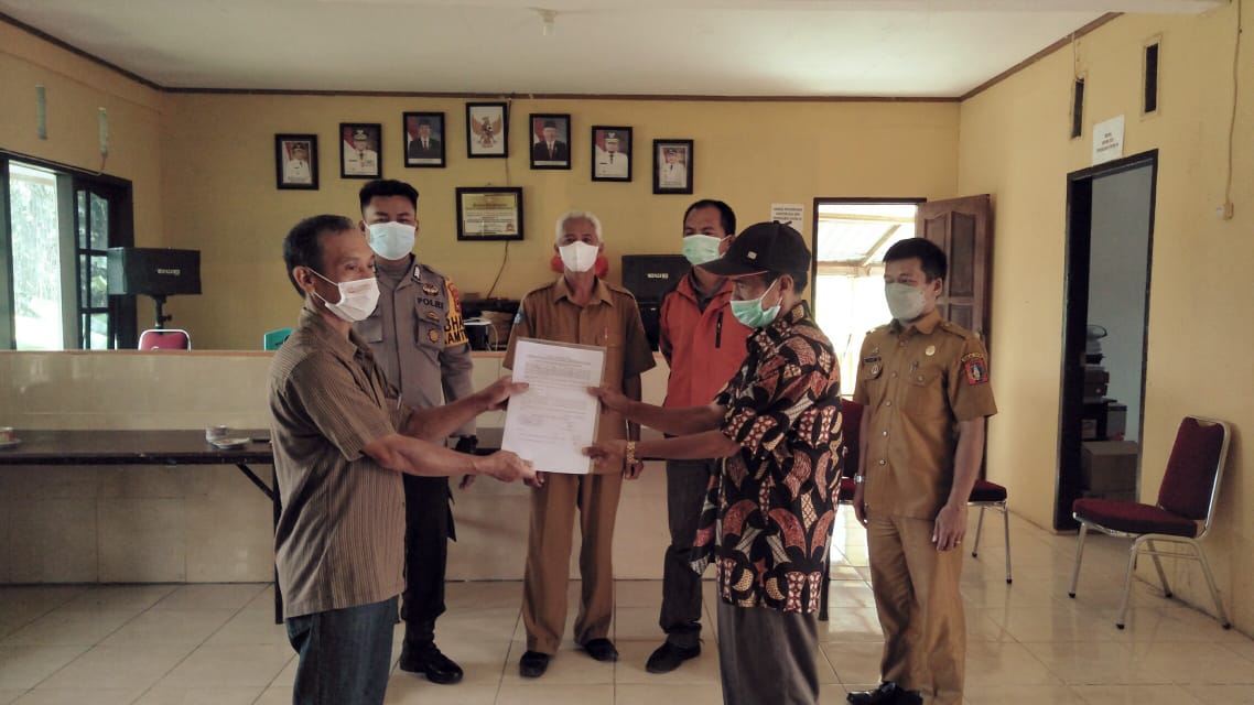 Bhabinkamtibmas pengawasan Vaksinasi di halaman kantor lurah buntu Burake