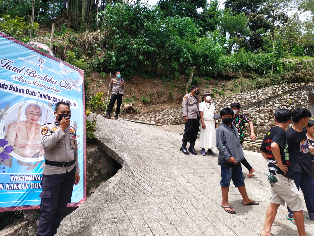 Bhabinkamtibmas pengawasan Vaksinasi di halaman kantor lurah buntu Burake