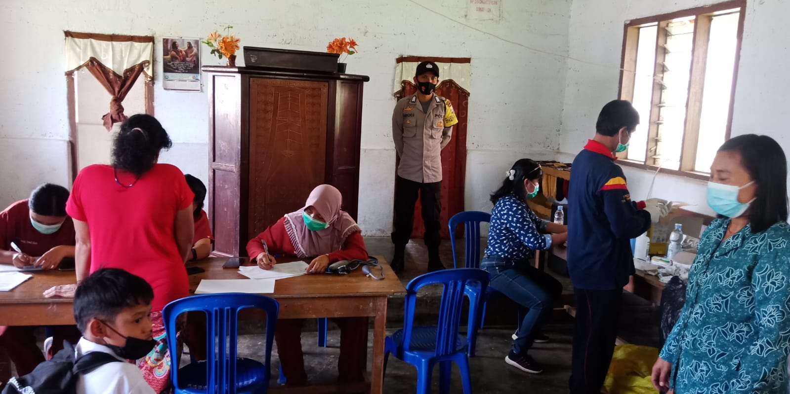 Bhabinkamtibmas pengawasan Vaksinasi di halaman kantor lurah buntu Burake