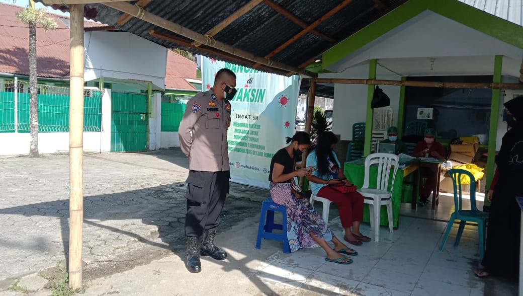 Bhabinkamtibmas pengawasan Vaksinasi di halaman kantor lurah buntu Burake