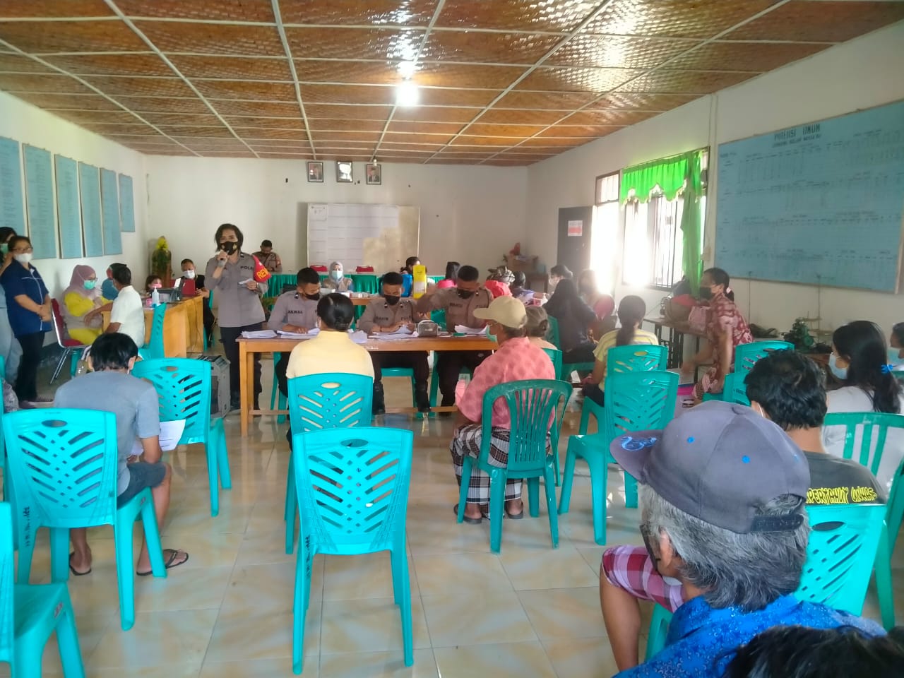 Bhabinkamtibmas Monitoring Door To Door Vaksinasi Covid-19 Polres Tana Toraja