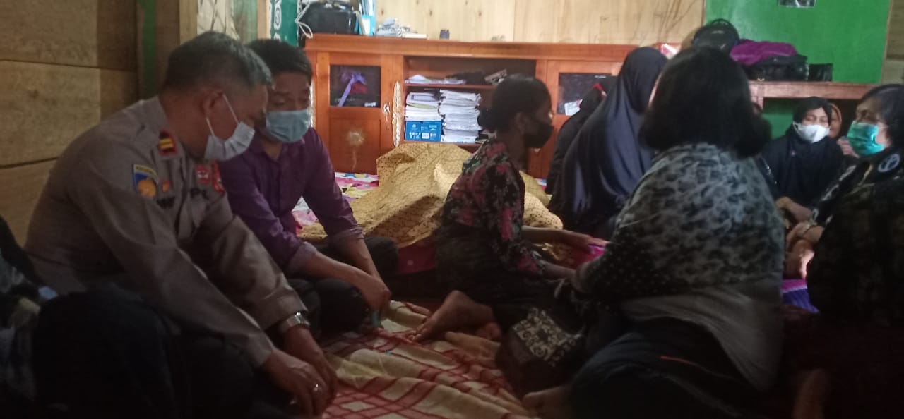 Bhabinkamtibmas Monitoring Door To Door Vaksinasi Covid-19 Polres Tana Toraja