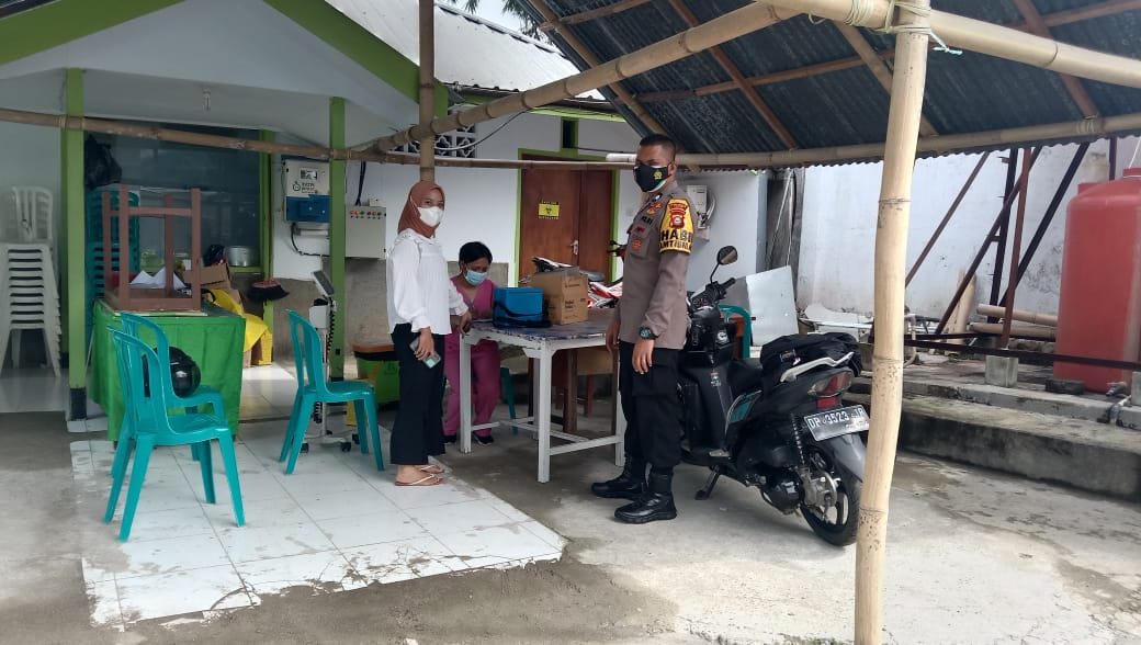 Bhabinkamtibmas Monitoring Door To Door Vaksinasi Covid-19 Polres Tana Toraja