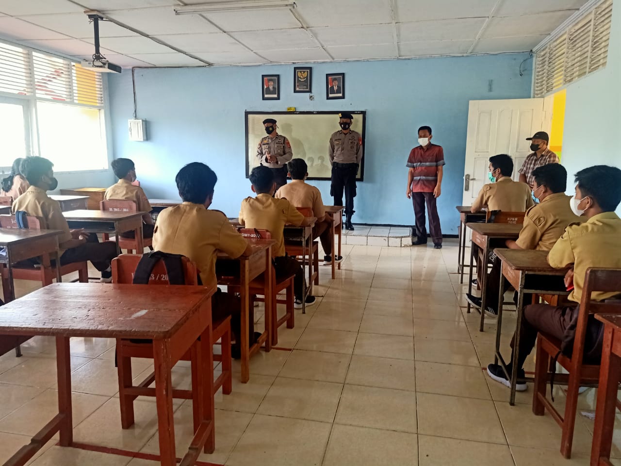 Bhabinkamtibmas Monitoring Door To Door Vaksinasi Covid-19 Polres Tana Toraja