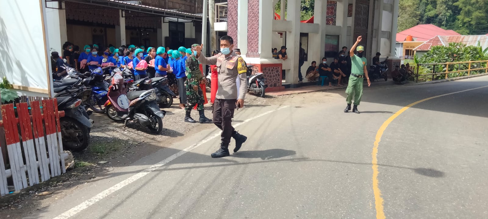 Bhabinkamtibmas Monitoring Door To Door Vaksinasi Covid-19 Polres Tana Toraja