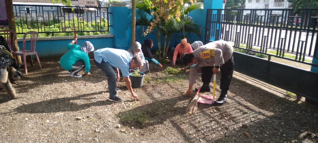 Bhabinkamtibmas Polsek Marang Bersinergi Dengan Lurah Talaka Laksanakan Jum’at Bersih