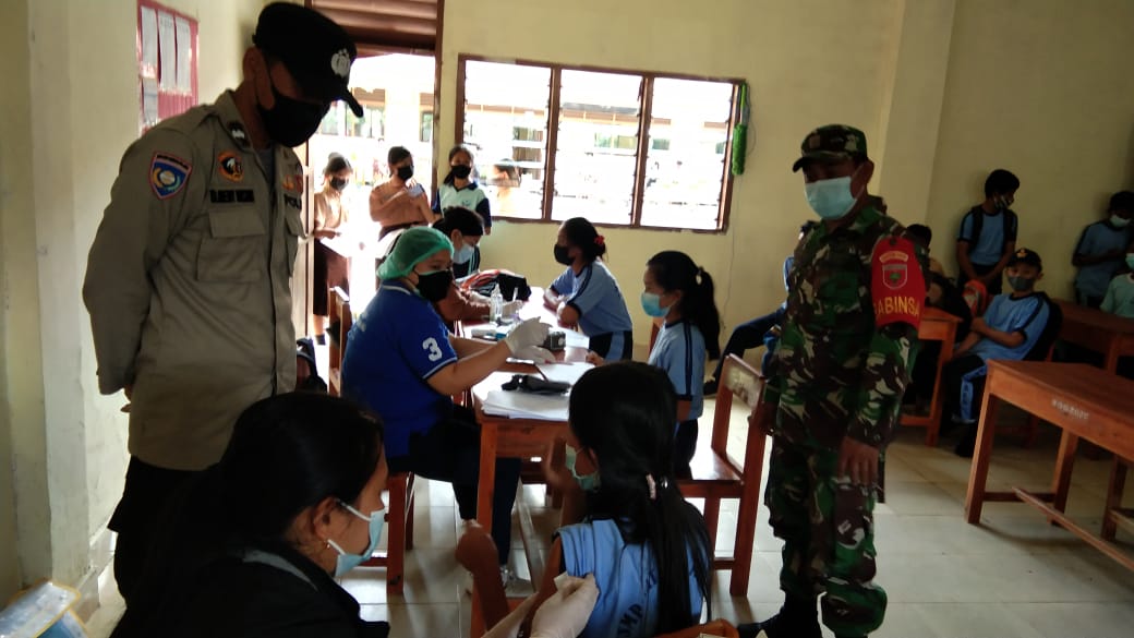 Bhabinkamtibmas Monitoring Door To Door Vaksinasi Covid-19 Polres Tana Toraja