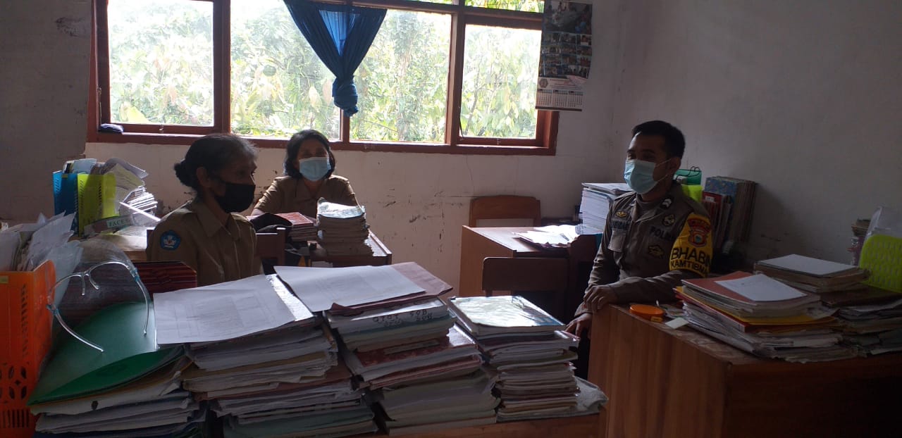 Di Perbatasan, Sat Lantas Polres Tana Toraja Bagi Masker Terhadap Pengguna Jalan