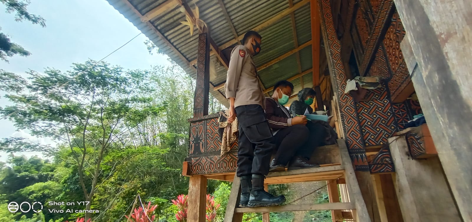 Pendampingan Bhabinkamtibmas pengawasan Vaksinasi door to door