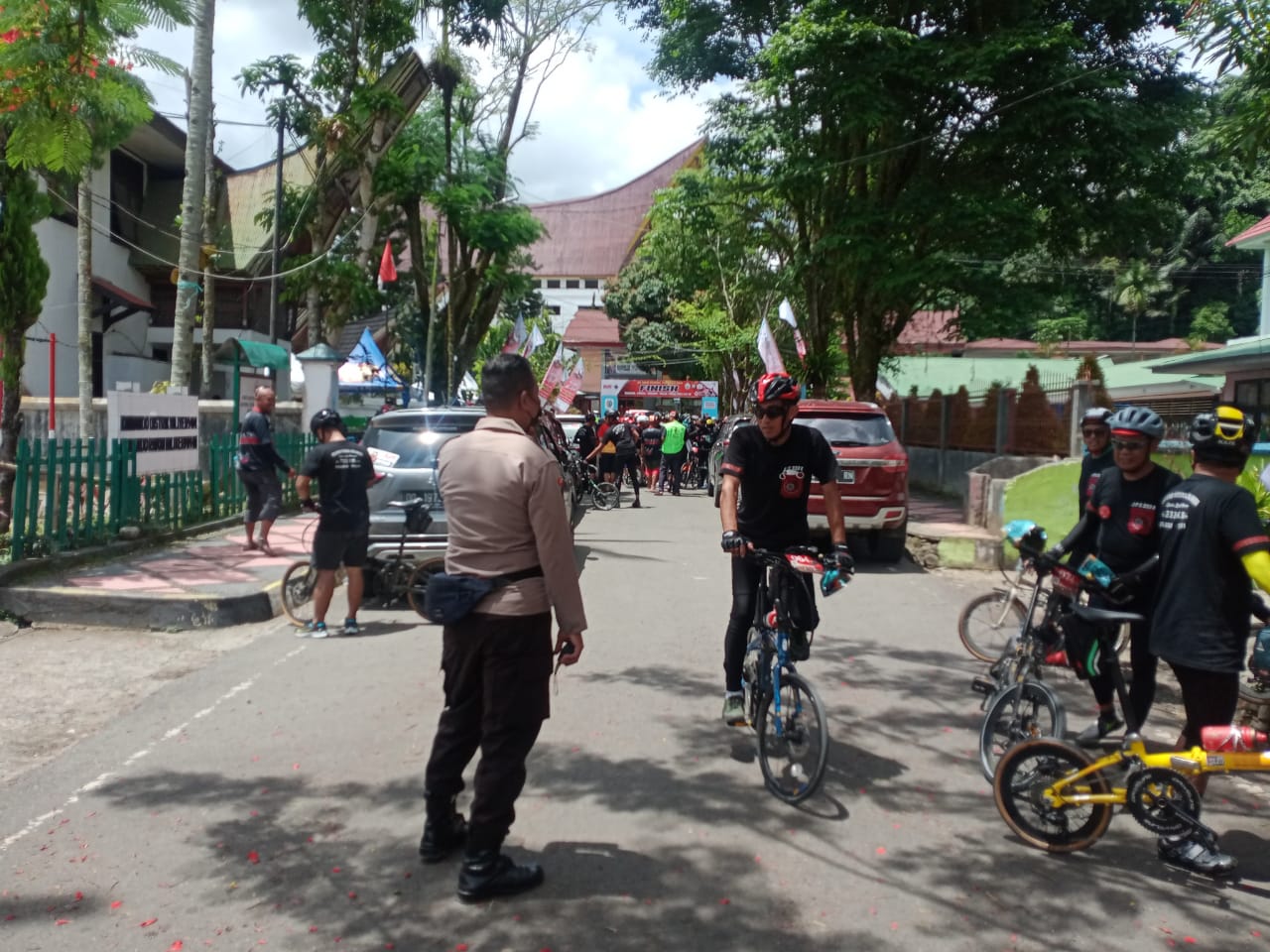 Bhabinkamtibmas Polsek Mengkendek Pengamanan jelajah Pesona Sulawesi 2021