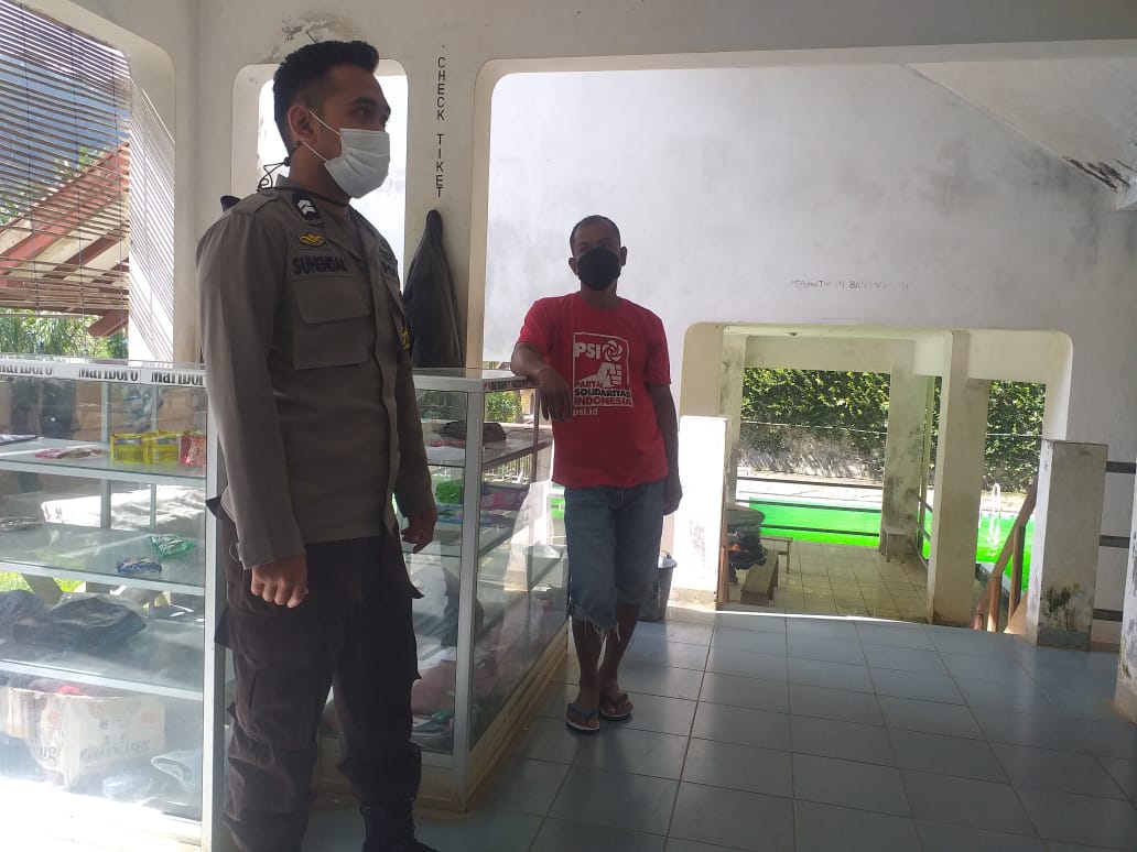 Akibat Hujan Lebat, Kapolsek Makale Pimpin Pembersihan Pohon Tumbang