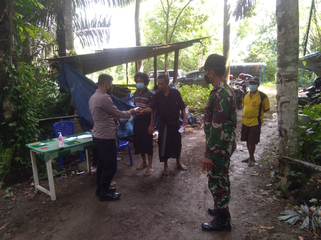 Bhabinkambtimas Himbauan Protokol Kesehatan Di Acara Rambu Solo