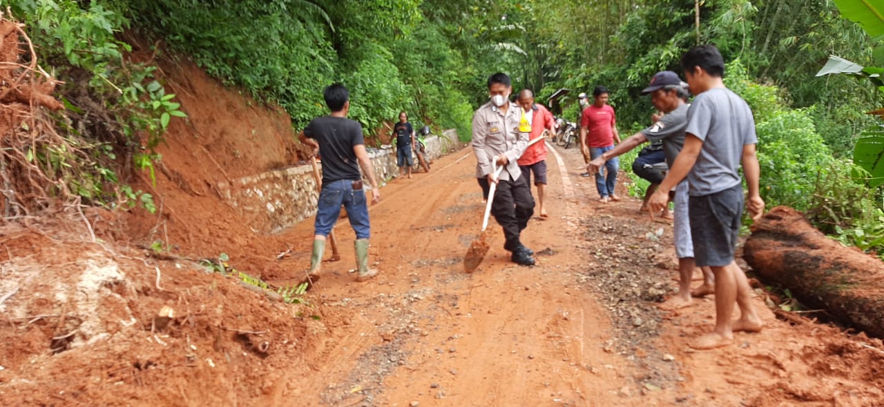 Bhabinkambtimas Himbauan Protokol Kesehatan Di Acara Rambu Solo