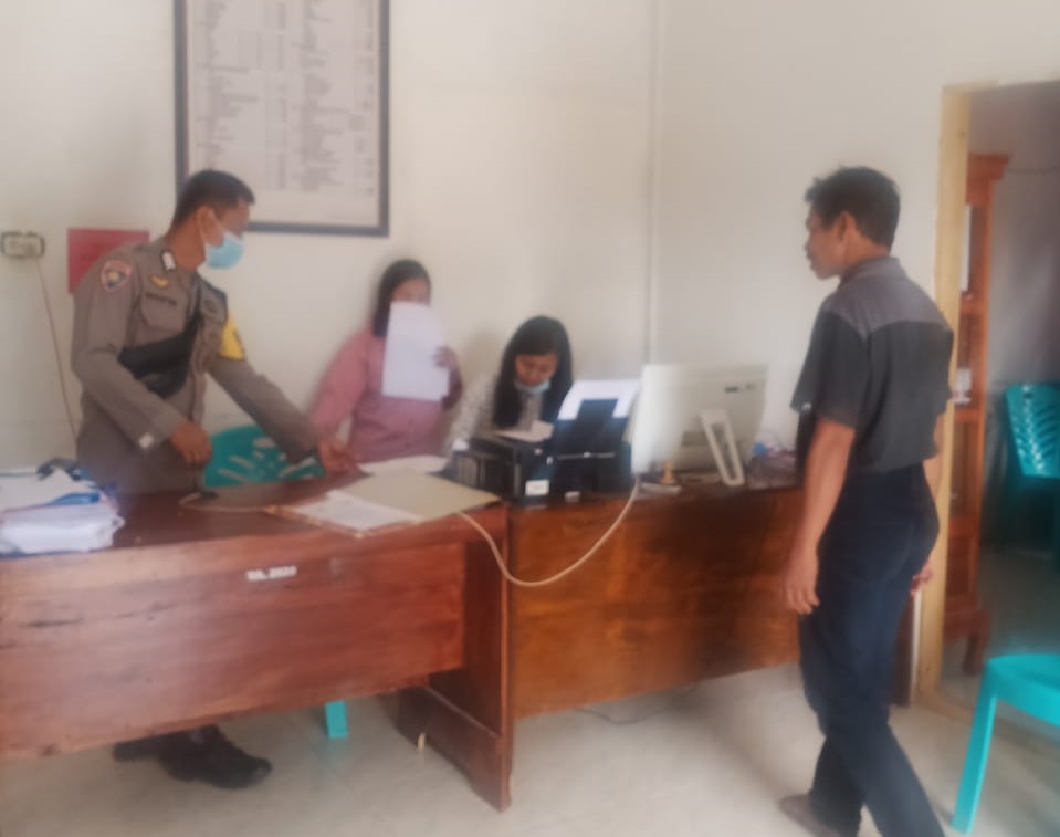Bhabinkambtimas Himbauan Protokol Kesehatan Di Acara Rambu Solo