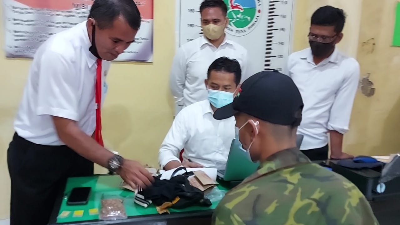 Ka SPKT Berikan Pembinaan Kepada Anak Yang Ngamuk Saat Ditegur Orang Tuaya