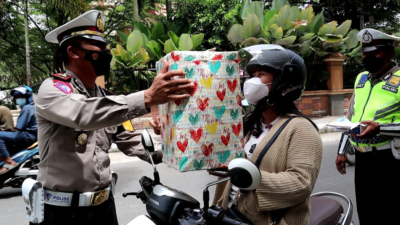 Hari Ketiga Ops Zebra Kasat Lantas Polres Tator Berikan Kado Bagi Pengendara