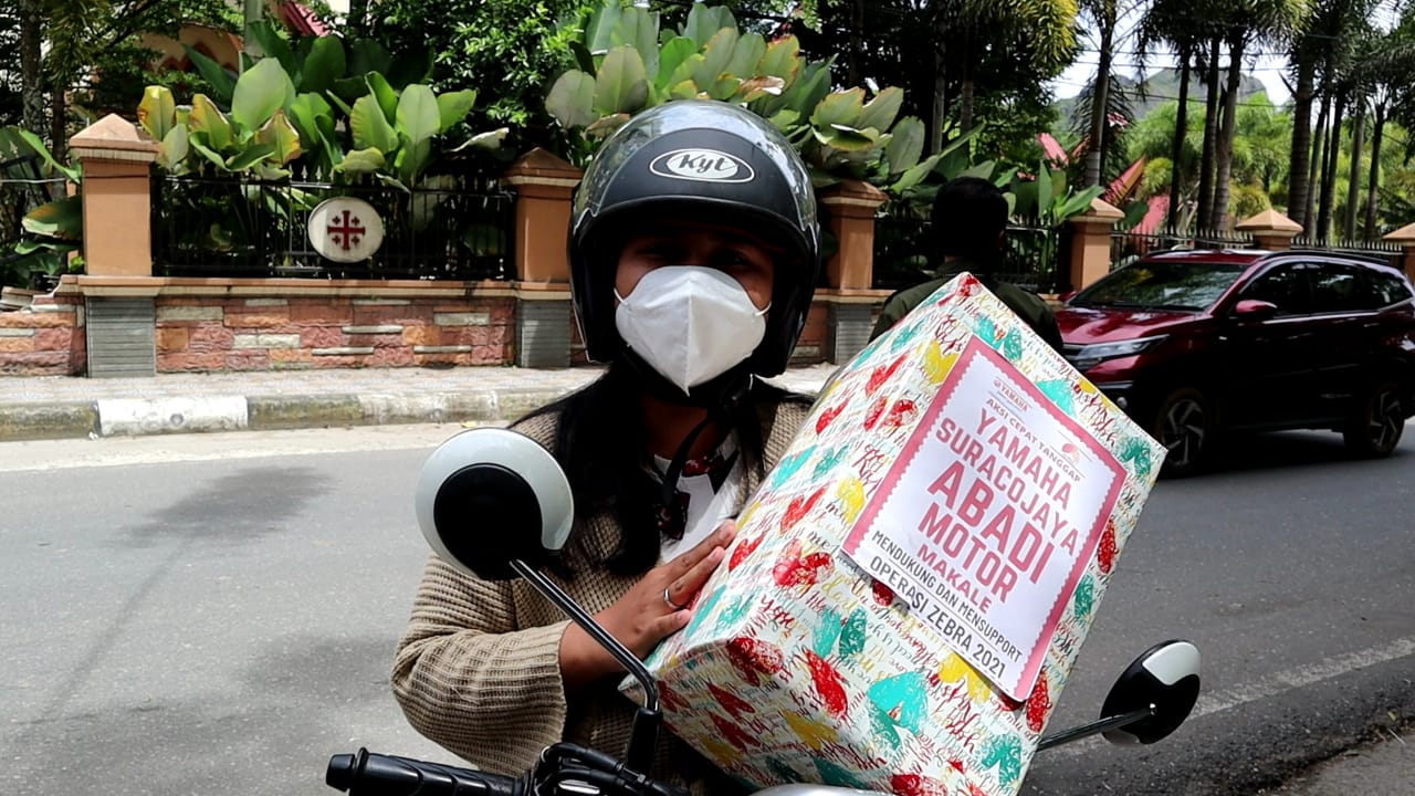 Hari Ketiga Ops Zebra Kasat Lantas Polres Tator Berikan Kado Bagi Pengendara