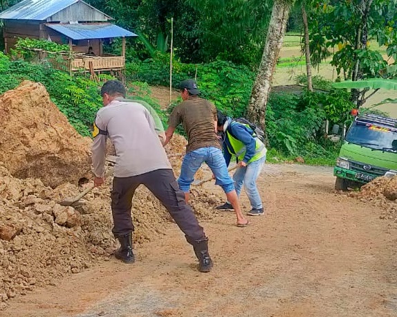 Bhabinkamtibmas Membersihkan tanah longsor di kelurahan Tapparan