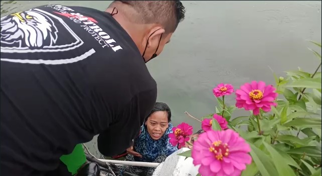 Bhabinkamtibmas Membersihkan tanah longsor di kelurahan Tapparan